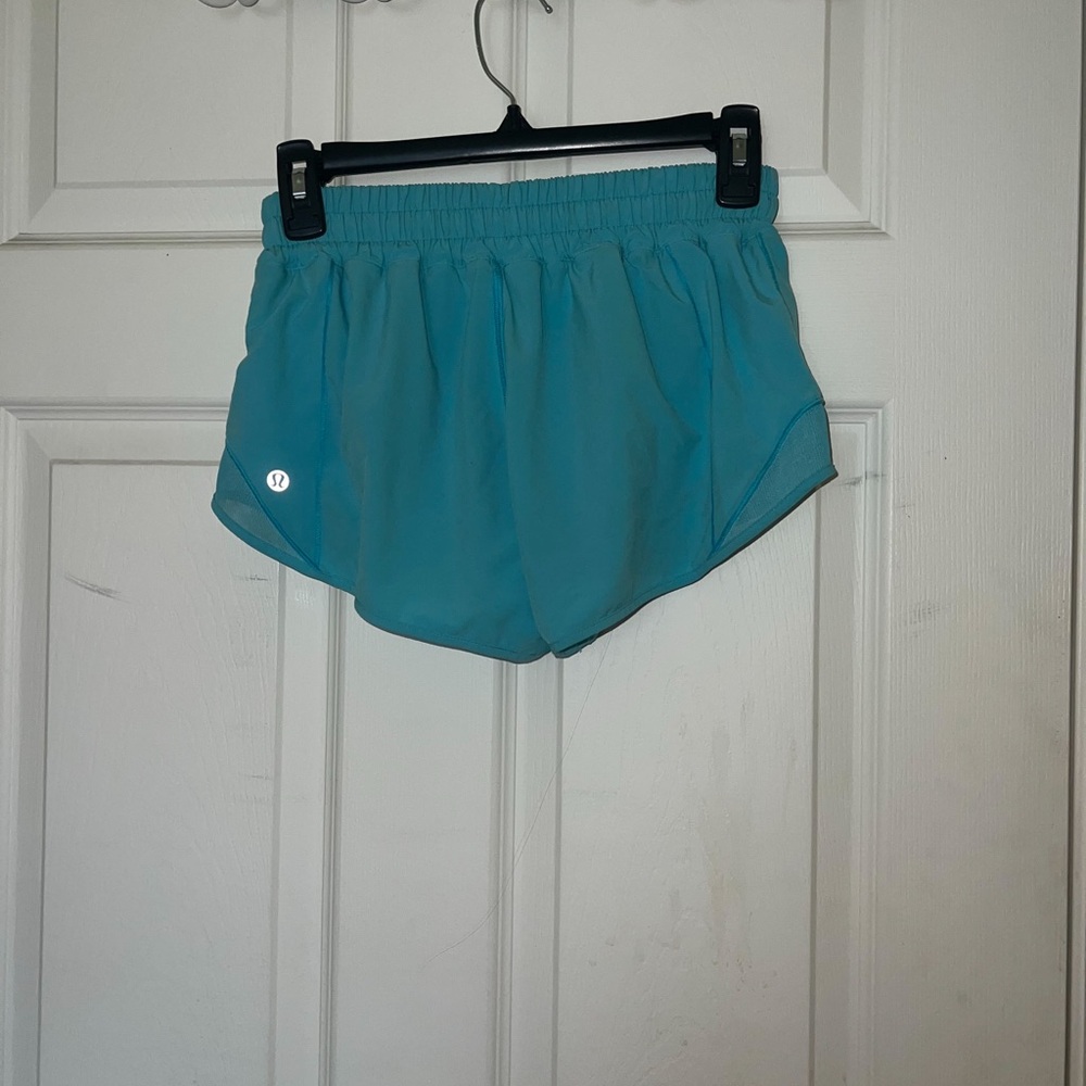 lululemon low rise electric turquoise hotty hots in size 4, 2.5” inseam